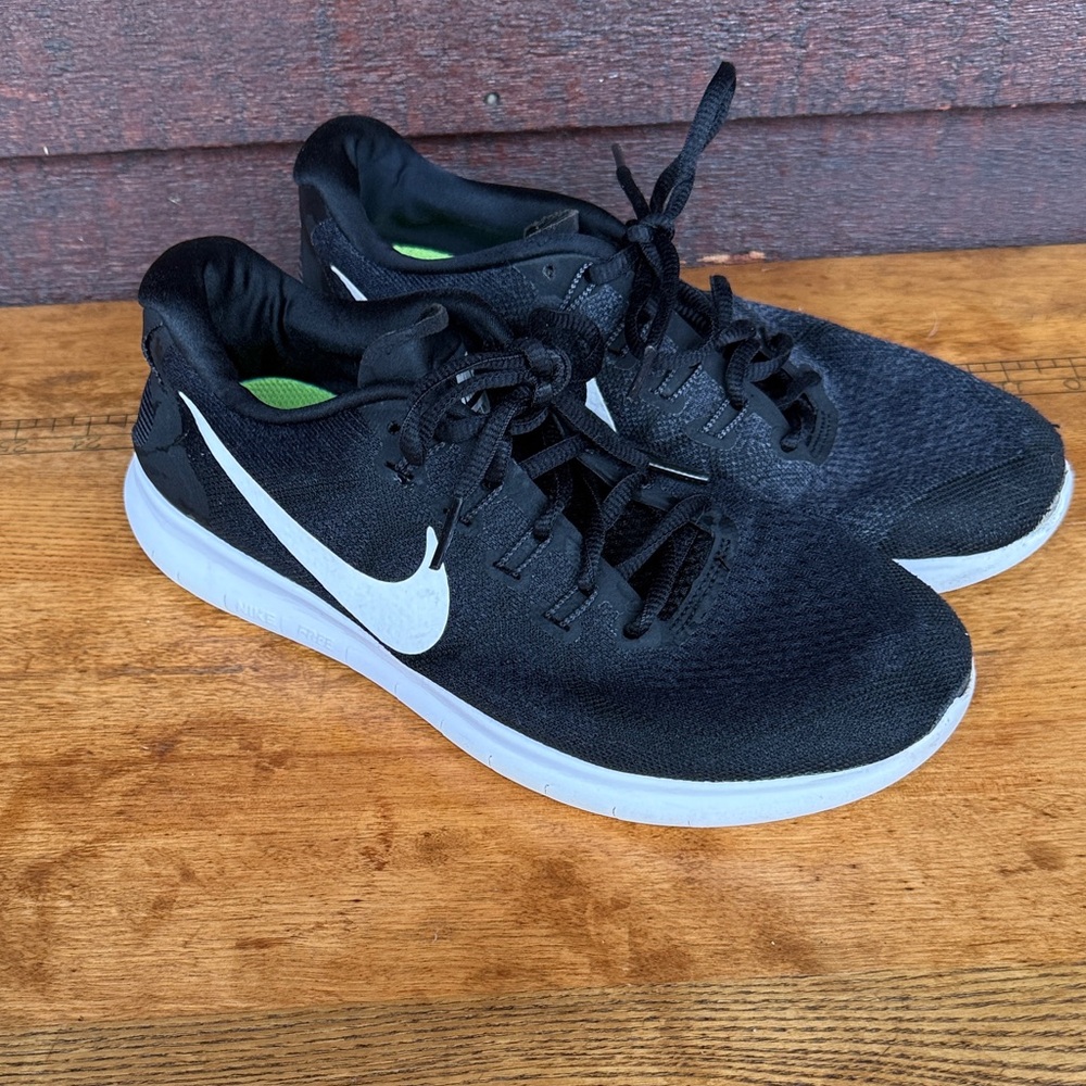 Nike Free RN Flyknit Women’s Black and White Athletic Shoes size 9